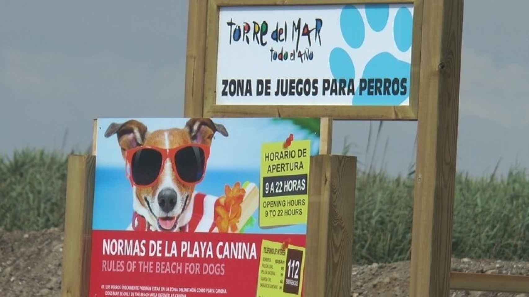 Cartel informativo en una playa canina de Fuengirola (Málaga).