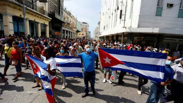 Cientos de cubanos salieron este domingo a las calles de La Habana al grito de libertad.