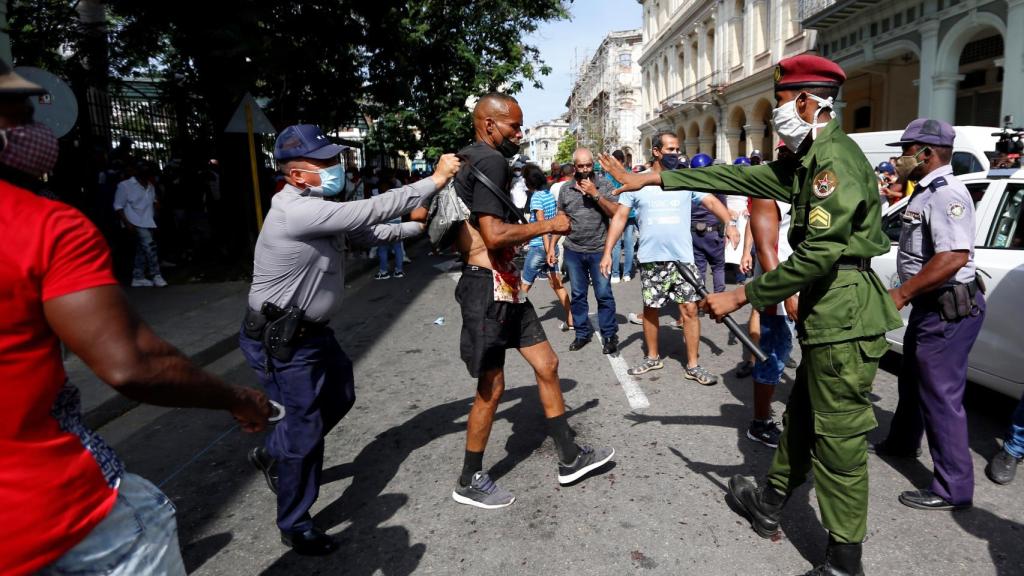 Un manifestante es detenido por la policía.