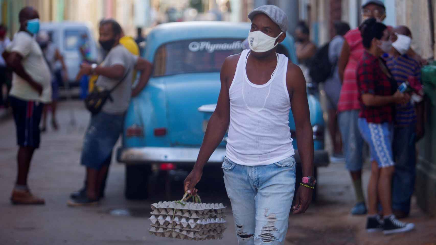 Un hombre con cajas de huevos en La Habana.