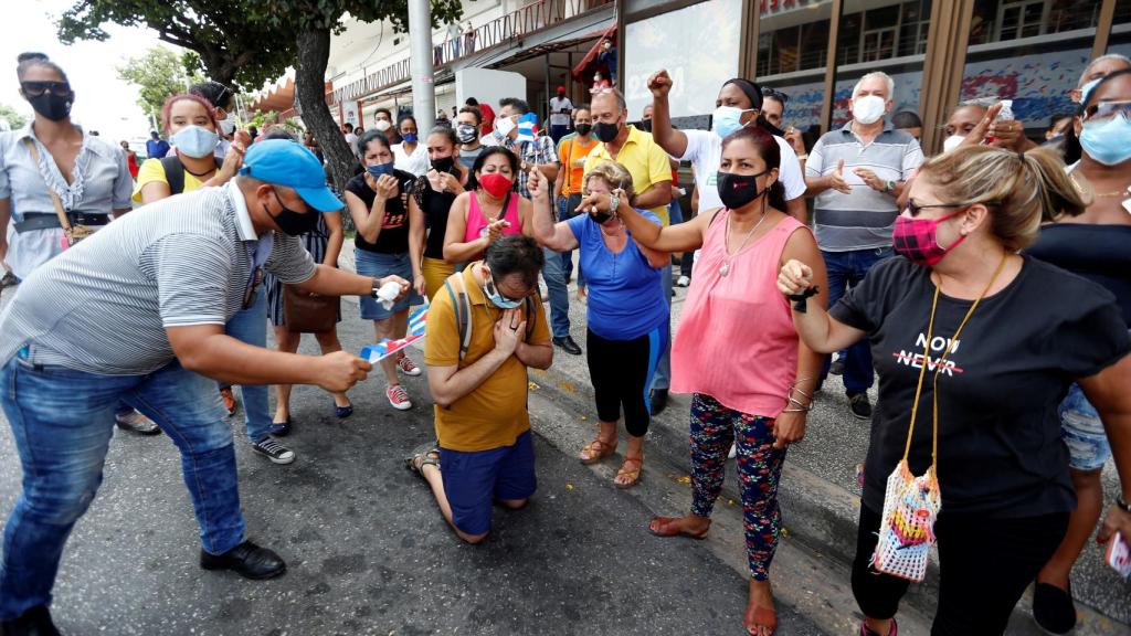 Un grupo de trabajadores del Instituto de Radio y Televisión (ICRT) de Cuba responden a una manifestación frente a su instalación.