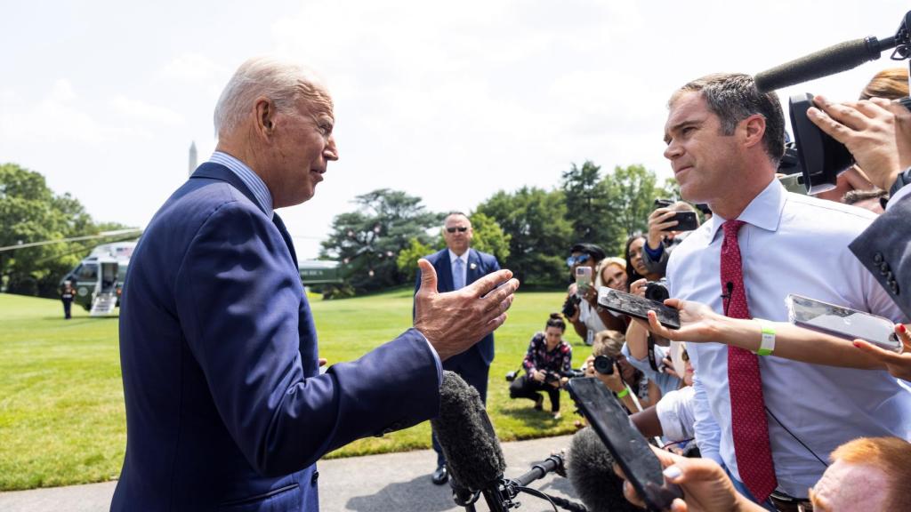 Joe Biden hablando con los medios antes de marcharse de la Casa Blanca.