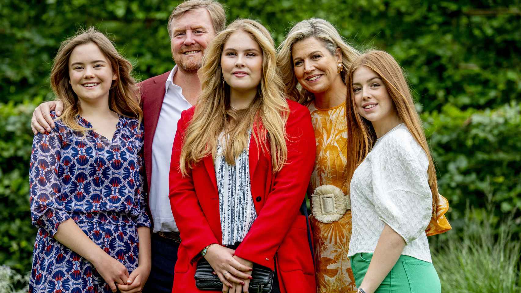Los reyes de Holanda junto a sus hijas durante el posado veraniego de este año.