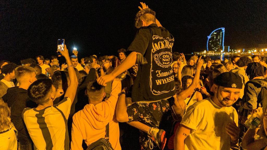 Un grupo de jóvenes de fiesta en Barcelona.