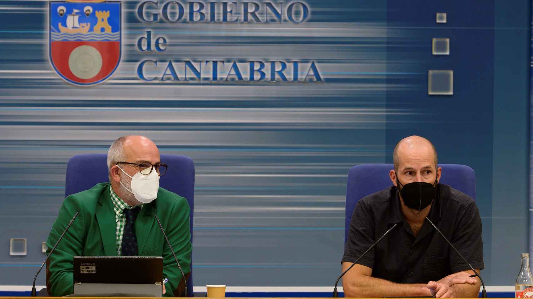El consejero de Sanidad de Cantabria, Miguel Rodríguez (Izq.), durante la rueda de prensa en la que ha anunciado el toque de queda.