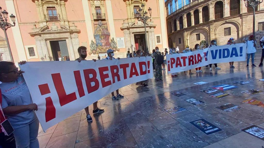 Manifestación en Valencia por la libertad en Cuba. EE