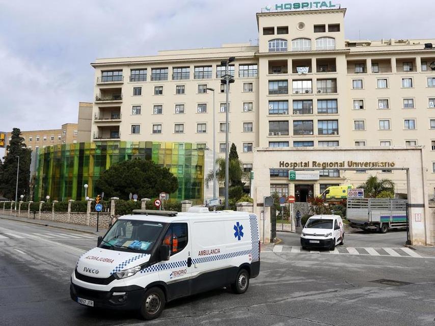 Una ambulancia sale del Hospital Regional de Málaga.