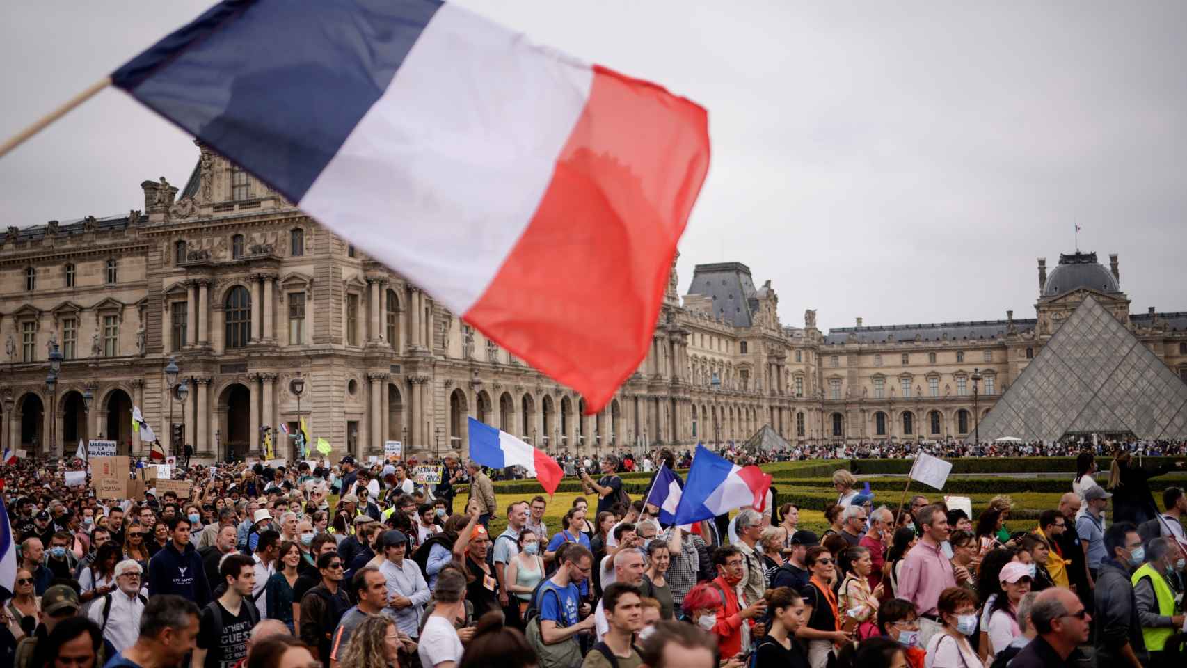 Manifestantes al lado del Museo del Louvre, París.