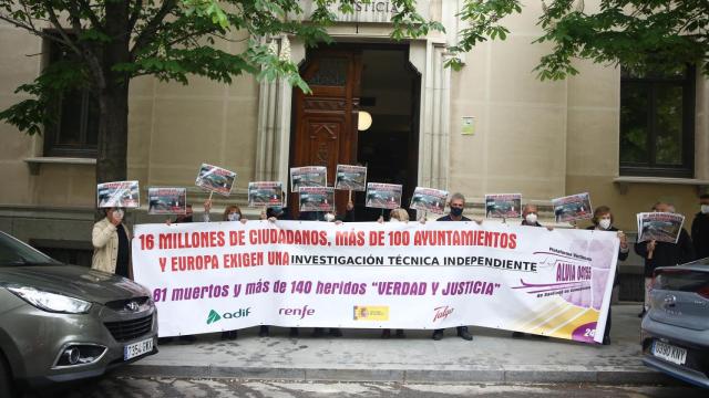 Varias víctimas del accidente ferroviario del Alvia se concentran con una pancarta frente al Tribunal Superior de Justicia, a 15 de abril de 2021, en Madrid (España)