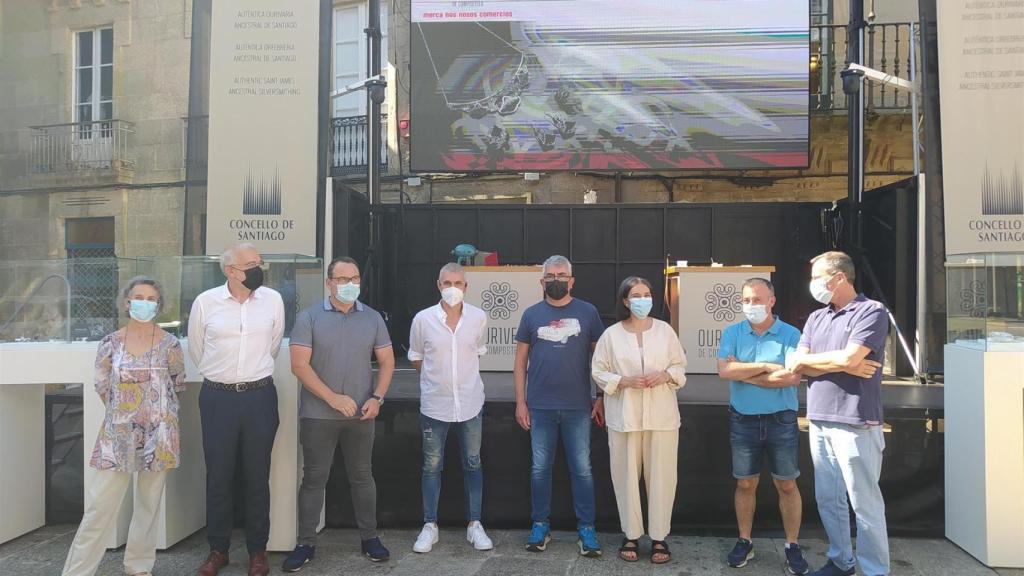 Visita de la concejala de Cultura, Mercedes Rosón, y el concejal de Turismo, Sindo Guinarte, a talleres de orfebrería expuestos en la Plaza de Cervantes (Santiago de Compostela)