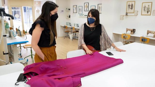 La conselleira de Emprego e Igualdade, María Jesús Lorenzana, visita O Atelier de Ana Prado, una de las empresarias beneficiarias del programa Emega de la Xunta