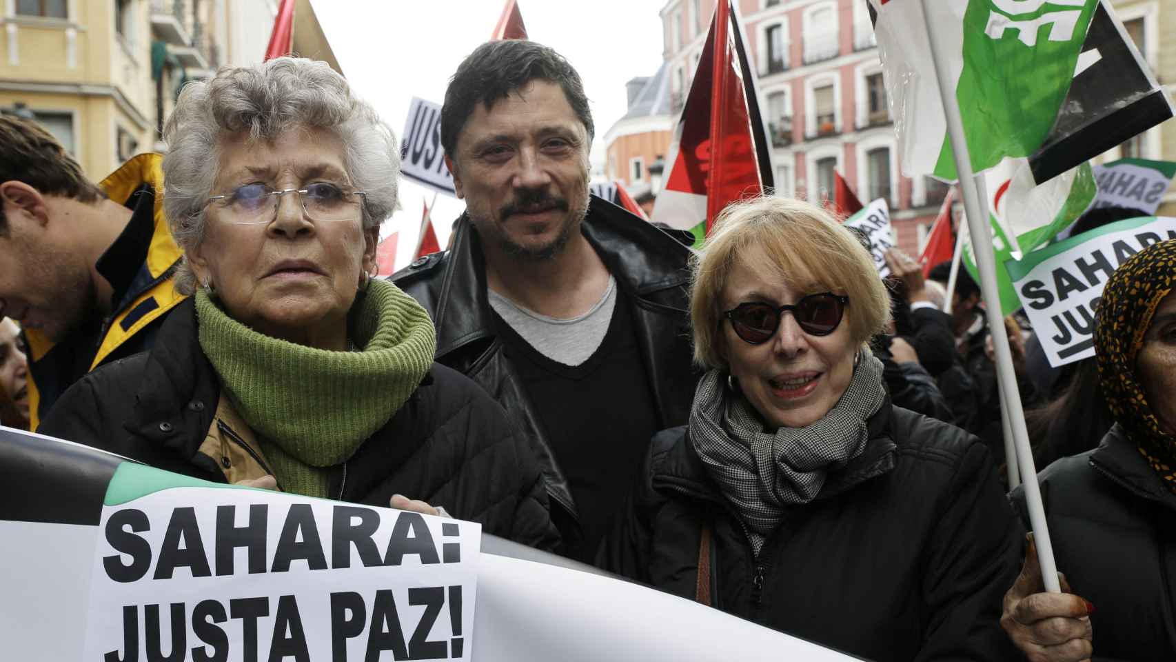 Pilar Bardem durante una manifestación en favor del pueblo saharaui, junto a su hijo Carlos Bardem y la actriz Rosa María Sardá.