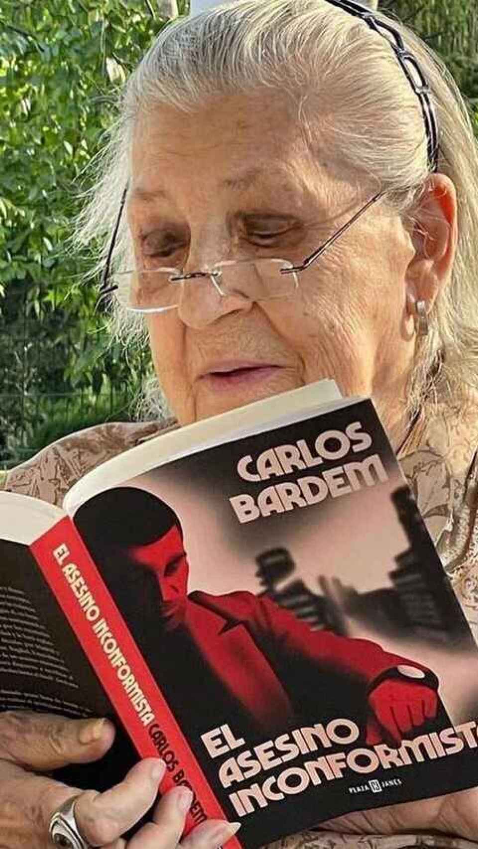 Pilar Bardem leyendo el libro de su hijo.