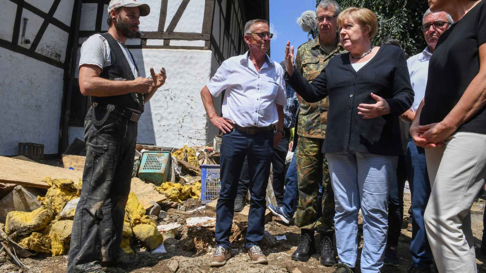 Angela Merkel visita la población de Schuld, prácticamente arrasada por las inundaciones.