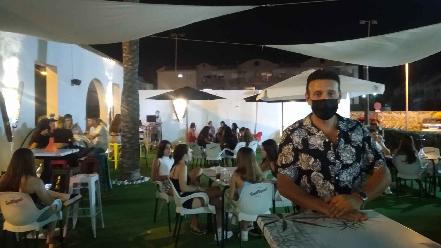 Marcos Hurtado, propietario del local de copas Destino Beach en La Manga.