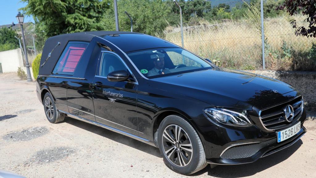 El coche fúnebre llegando al tanatorio con los restos mortales de la actriz.