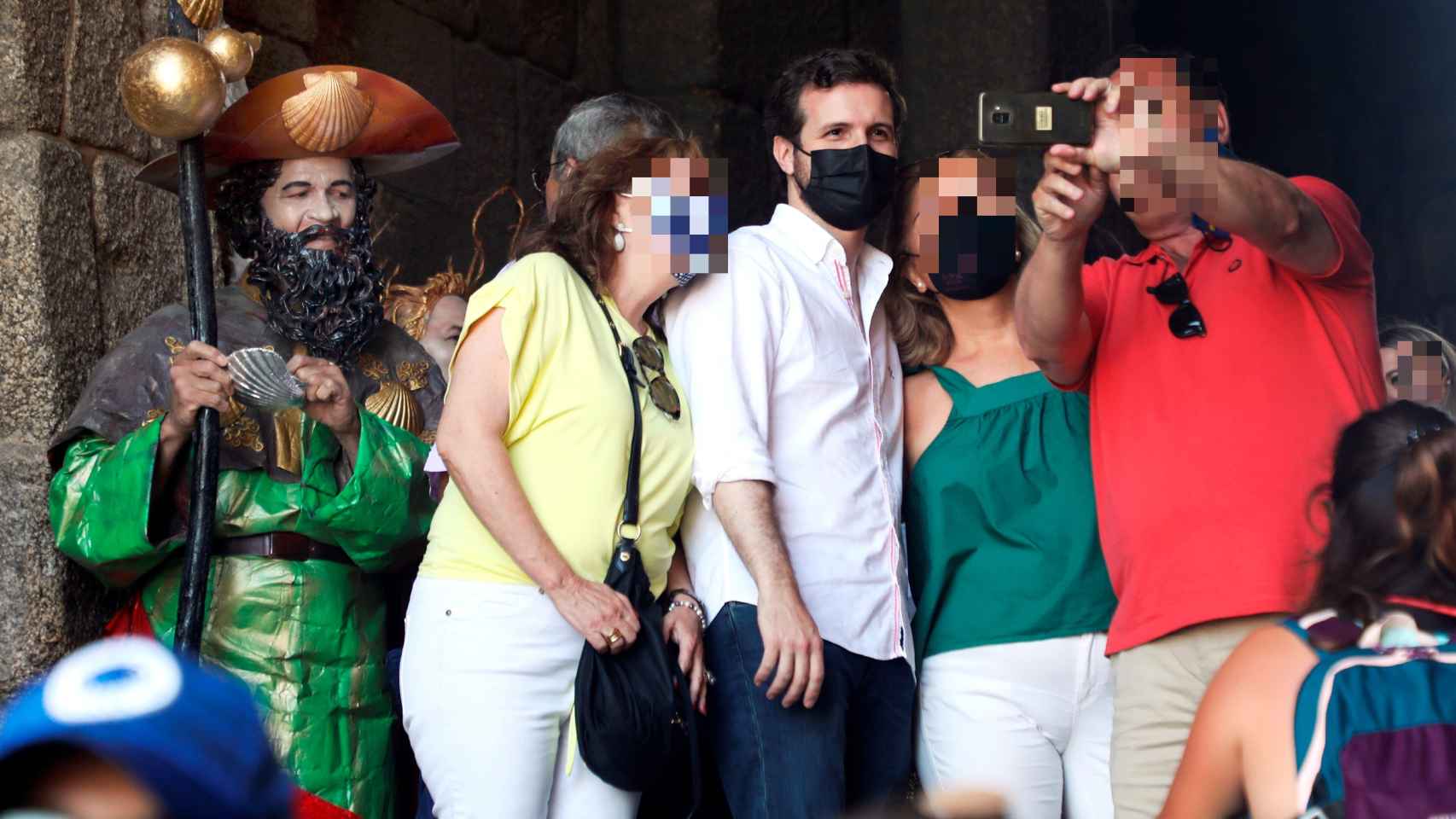 Pablo Casado haciéndose 'selfies' con unos ciudadanos en Santiago de Compostela.
