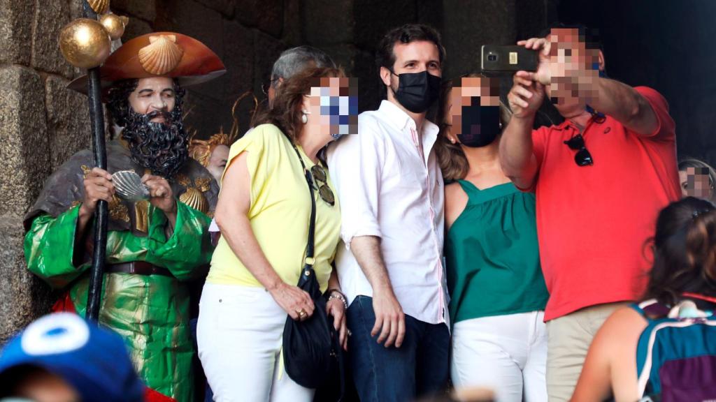 Pablo Casado haciéndose 'selfies' con unos ciudadanos en Santiago de Compostela.