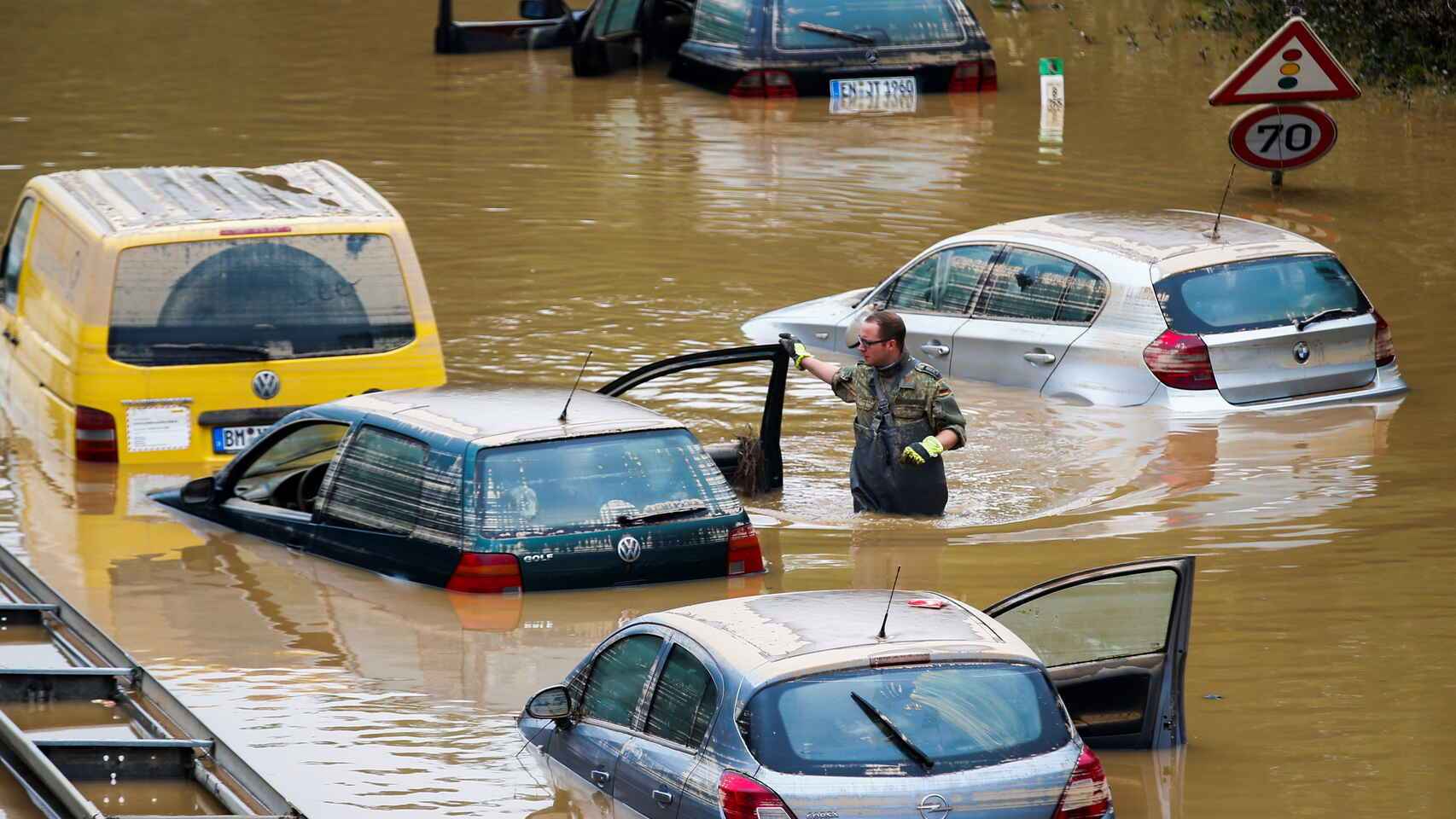 Un grupo de vehículos sumergidos en la aguas causadas por una DANA en Alemania.