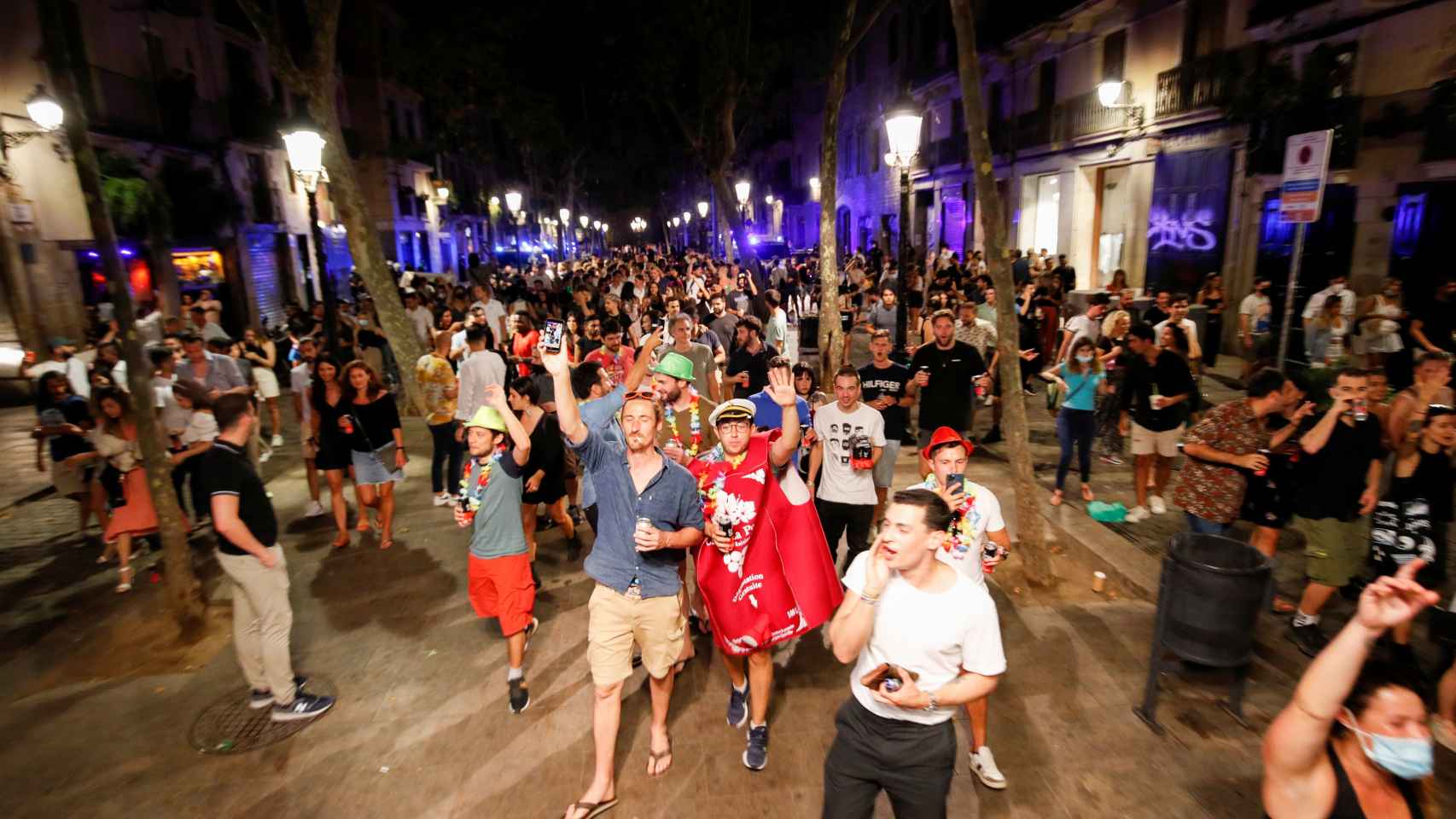Gente paseando en el barrio de Born en Barcelona este fin de semana.