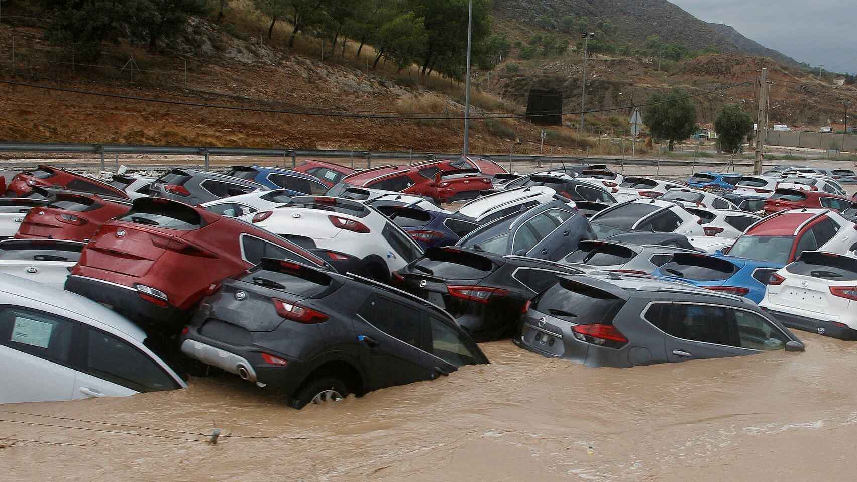 Decenas de coches inundados tras el paso de la Gota Fría en Orihuela (Alicante), en 2019.