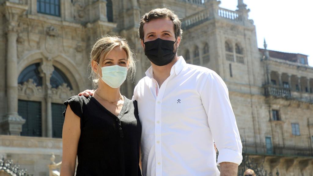 Pablo Casado y su mujer, Isabel Torres Orts, posando para los medios de comunicación este domingo.