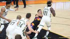 Jrue Holiday robándole el balón a Devin Booker en el quinto partido de las finales de la NBA entre los Milwaukee Bucks y los Phoenix Suns
