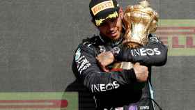 Hamilton con el título de campeón en Silverstone