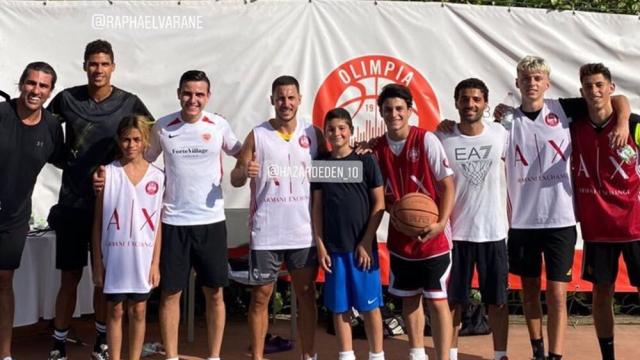 Eden Hazard y Raphael Varane, juntos en un campus de baloncesto del Olimpia Milan