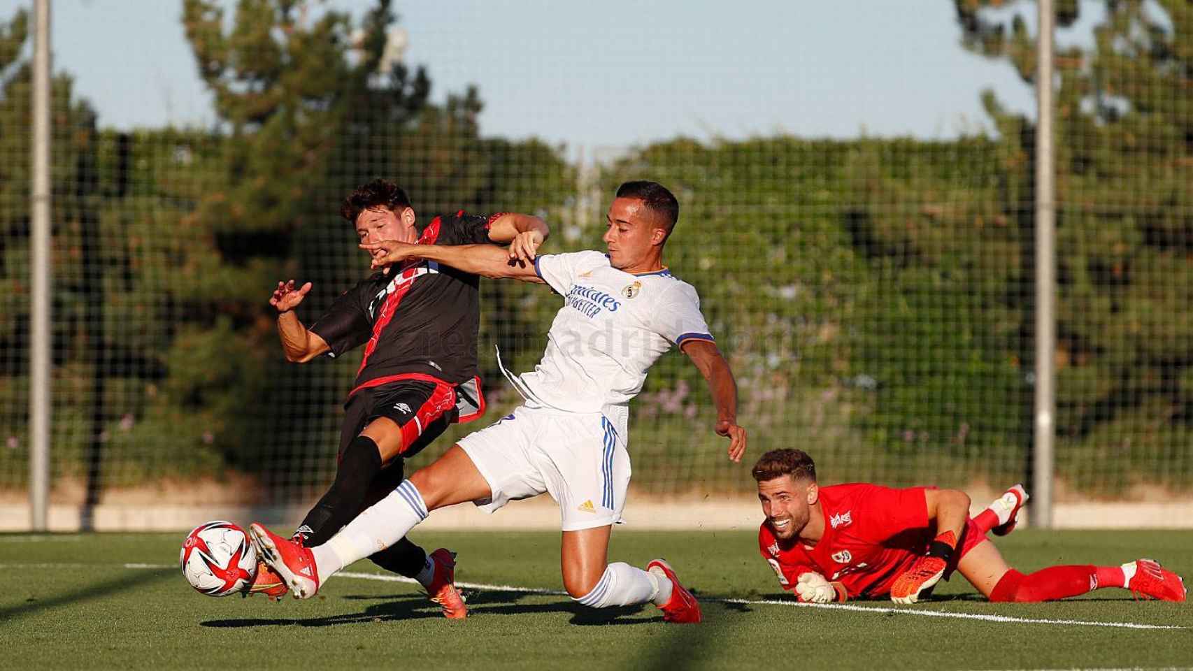 Lucas Vázquez intenta llegar a un balón forzado tras la salida de Luca Zidane