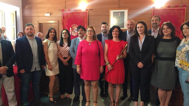 Concejales en la toma de posesión de Dolores González, alcaldesa del pueblo.