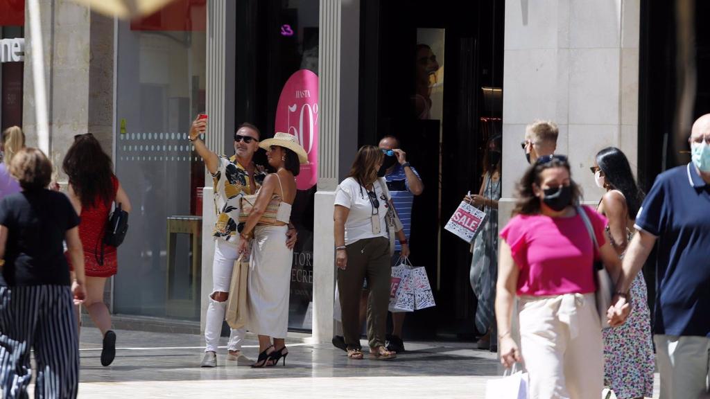 Un grupo de personas pasea por la calle Larios de Málaga.