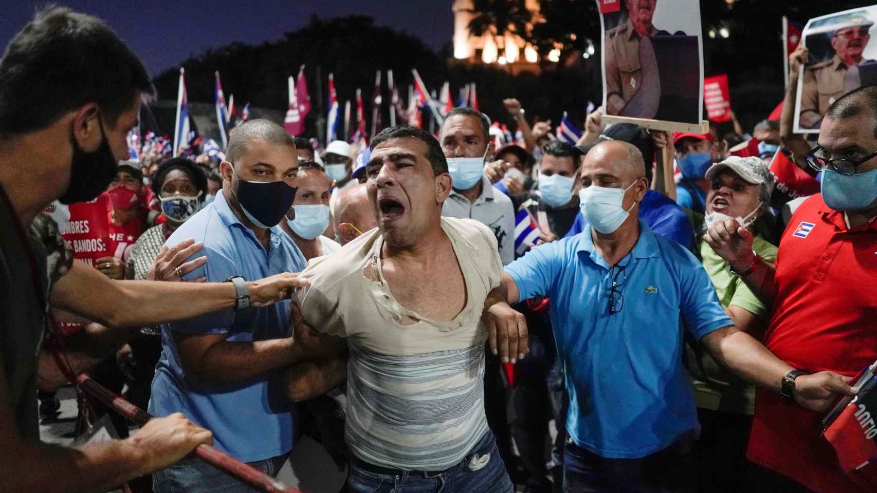 Agentes de paisano detienen a una persona en una manifestación celebrada en La Habana este mismo sábado.
