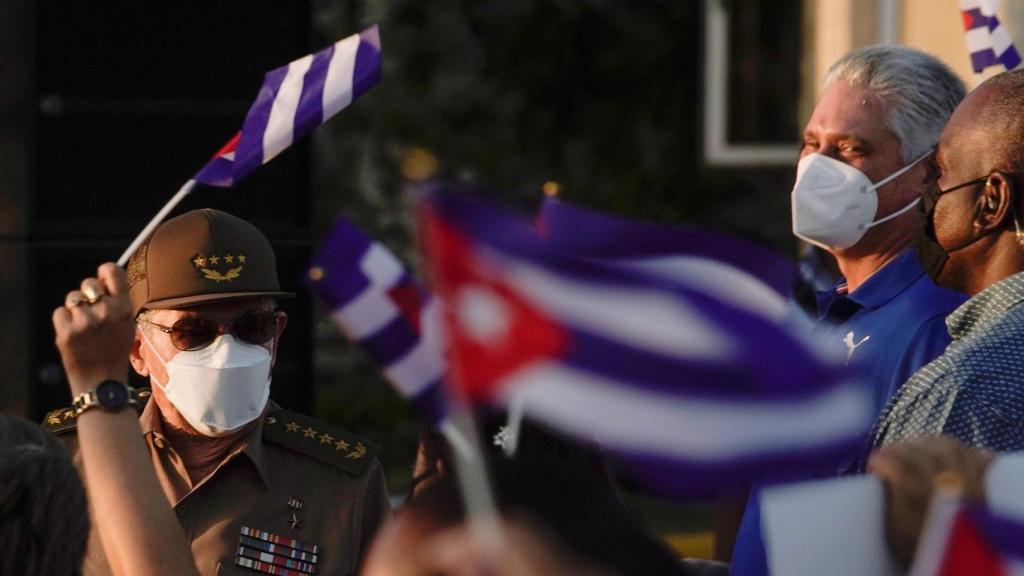 Raúl Castro (izda.) y Miguel Díaz-Canel (dcha.) en una manifestación celebrada este sábado en La Habana.