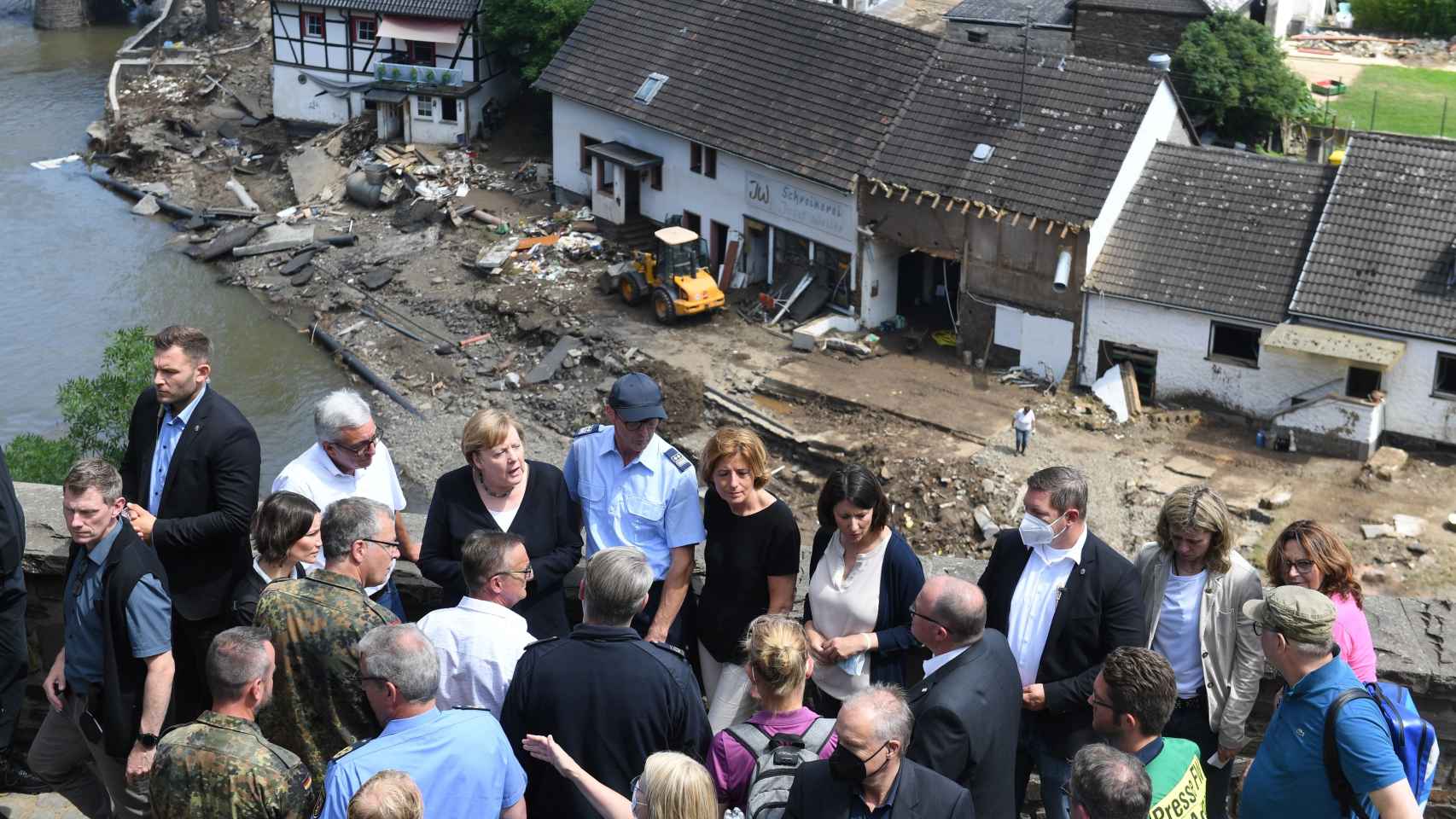 La canciller alemana Angela Merkel inspecciona los daños después de las fuertes inundaciones.