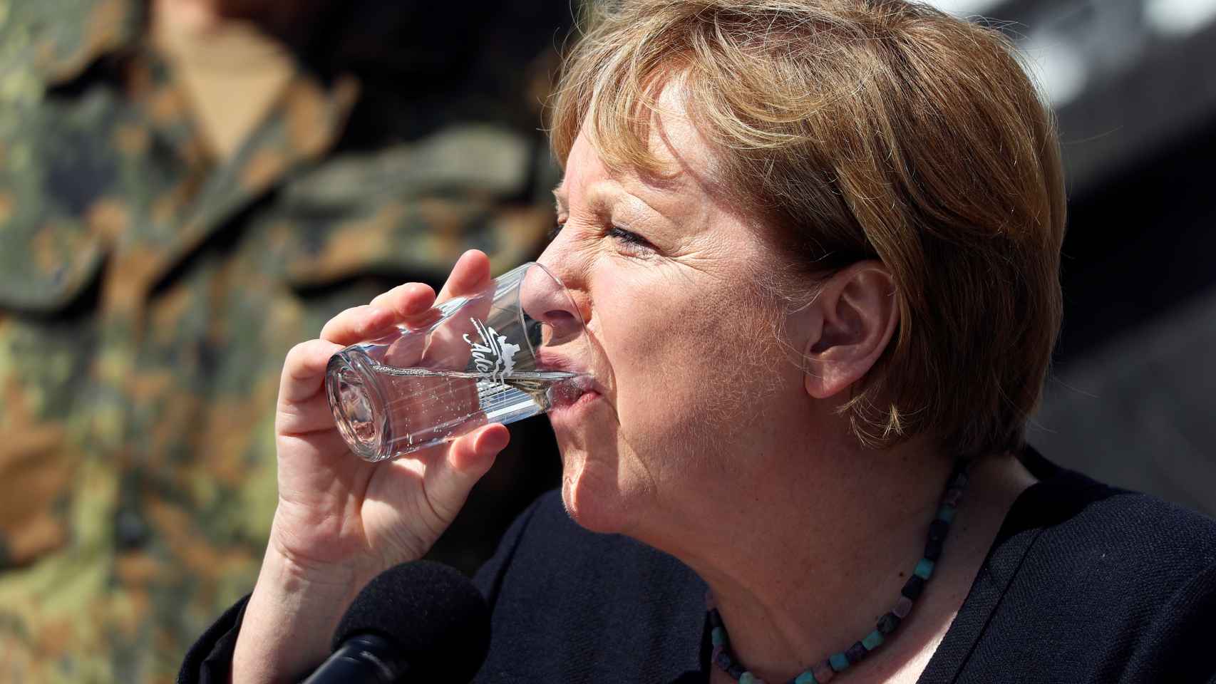 La canciller alemana, Angela Merkel, visita las zonas afectadas tras las inundaciones.