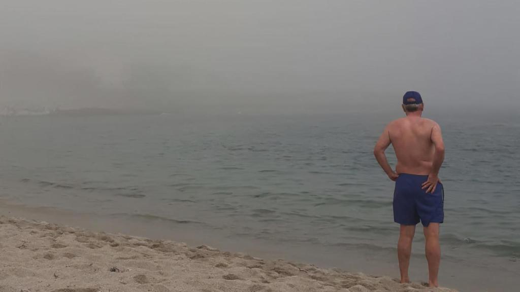 La niebla invadiendo las playas de Riazor y Orzán en A Coruña