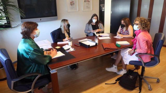 Susana López Abella en la reunión con la Asociación de Mulleres con Discapacidade de Galicia (Acadar)