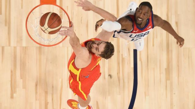 Pau Gasol, anotando frente a Bam Adebayo en el amistoso entre Estados Unidos y España