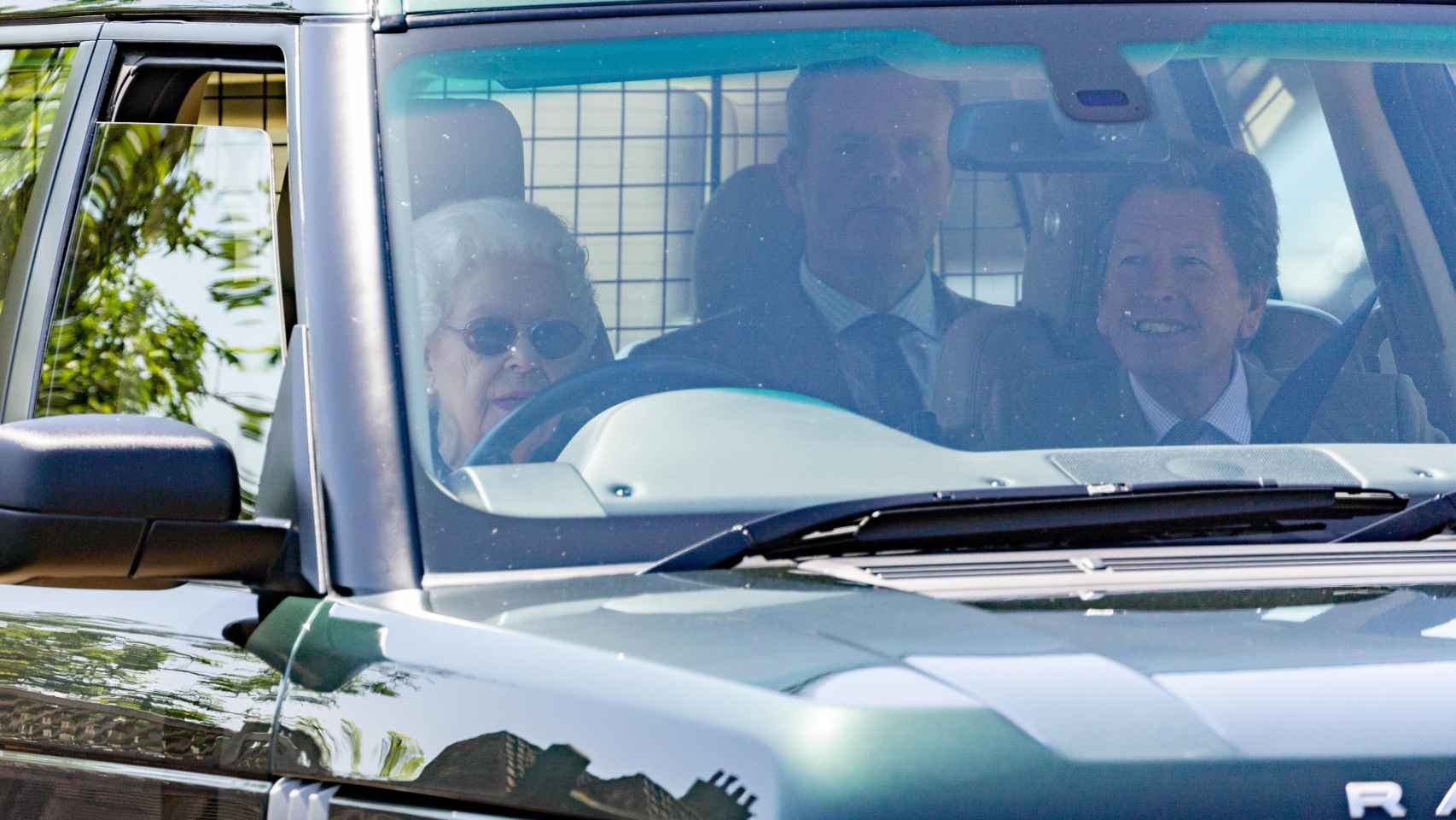 La Reina al volante de su propio coche.