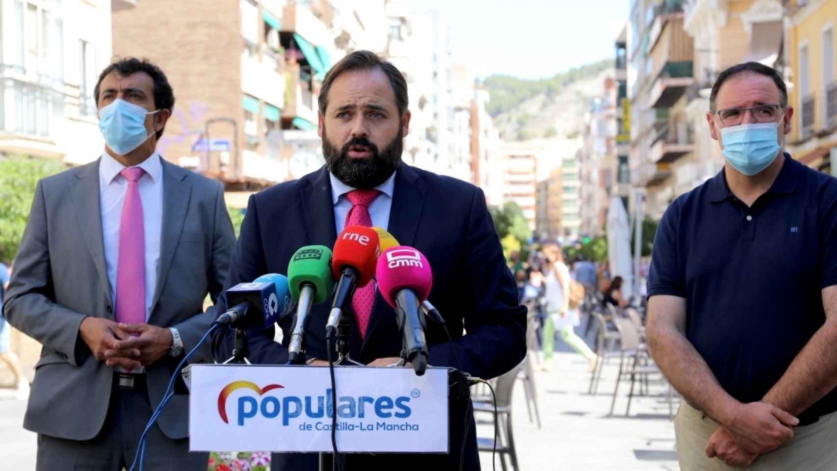Paco Núñez, este lunes en Cuenca junto al presidente provincial del PP, Benjamín Prieto (d)