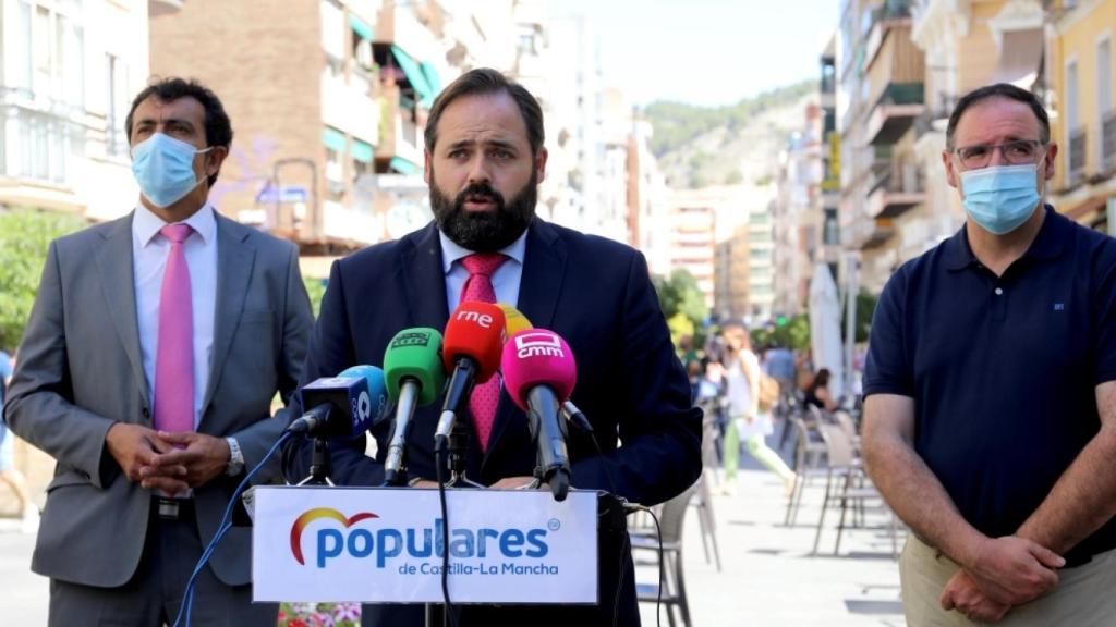 Paco Núñez, este lunes en Cuenca junto al presidente provincial del PP, Benjamín Prieto (d)