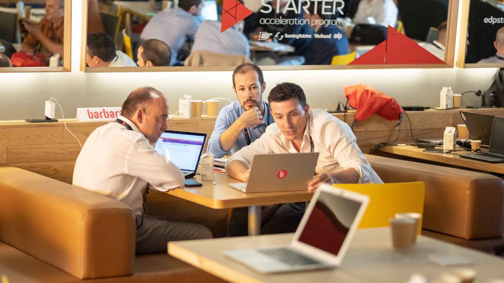 Tres participantes intercambian pareceres durante la pasada edición del de Starter Business Acceleration.