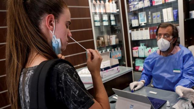 Una joven se hace un test autodiagnóstico en una farmacia de l´Hospitalet de Llobregat. EFE/Quique Garcia