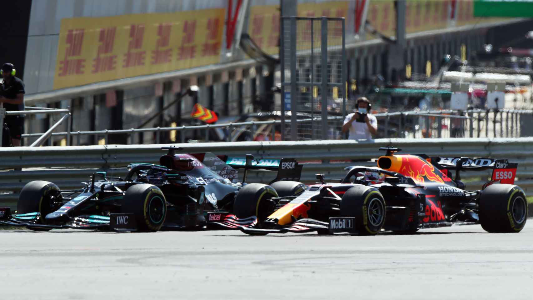 El momento previo al toque entre Lewis Hamilton y Max Verstappen en Silverstone