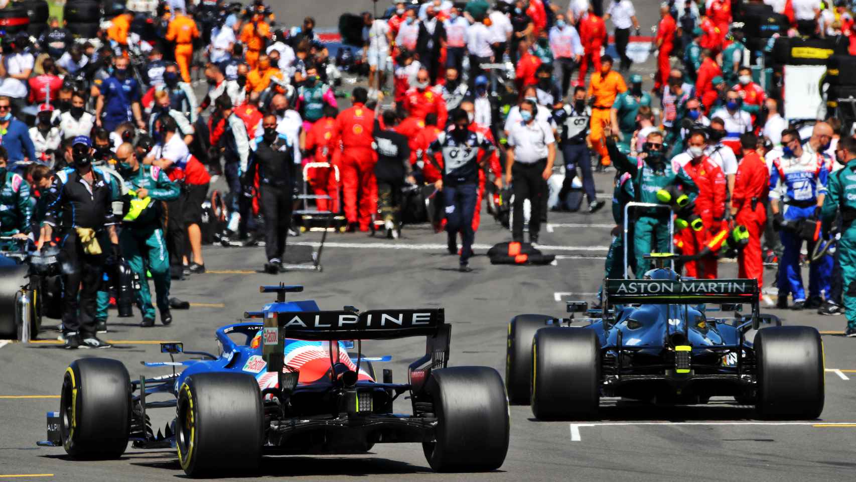 El coche de Fernando Alonso junto al de Vettel en Silverstone