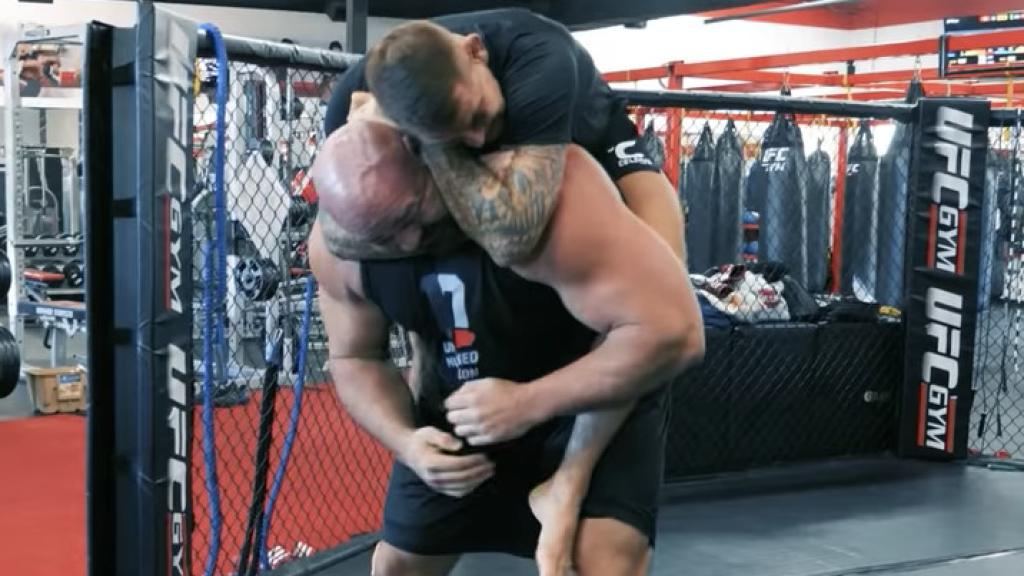 El intento de Dustin Poirier para someter a Brian Shaw, el hombre más fuerte del mundo