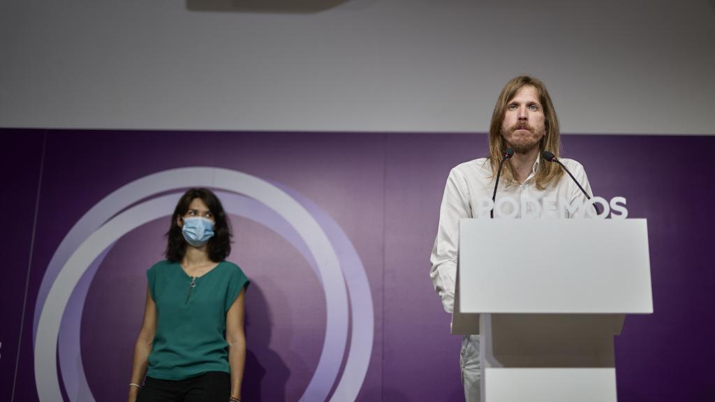 Los portavoces de Podemos, Isa Serra y Pablo Fernández, durante una rueda de prensa.