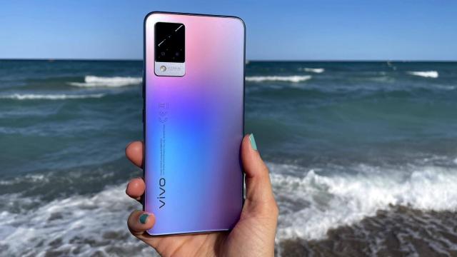 El vivo V21 5G tiene un diseño llamativo.