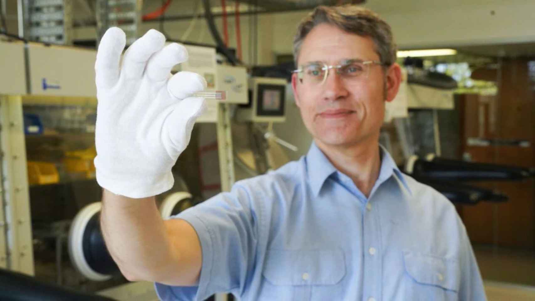 El profesor Paul Dastoor con el sensor en la mano.